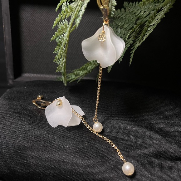 Camille - Delicately Beautiful Long Earrings. Hot Item - Picture 4 of 4